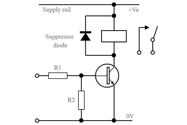Circuito de relé para operação do emissor comum do transistor