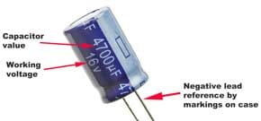 Capacitor eletrolítico de alumínio com chumbo mostrando a marcação de conexão negativa.
