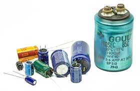Uma seleção de capacitores eletrolíticos de alumínio com chumbo pequenos e grandes