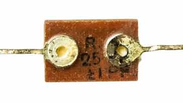 Componente eletrônico de capacitor de mica de prata antigo de um rádio vintage ou rádio antigo