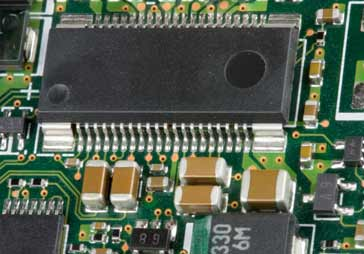 Capacitores SMD e outros componentes SMT em uma placa de circuito impresso