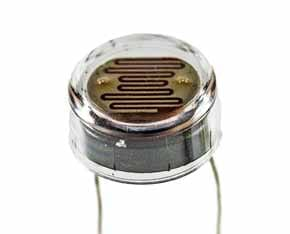 Imagem de um típico resistor dependente de luz com chumbo, LDR ou fotoresistor mostrando o elemento resistivo - tecnologia de montagem em superfície, SMT LDRs também estão disponíveis