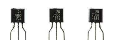 Uma linha de transistores de efeito de campo - MOSFET de canal N 2N7000 - estes são componentes eletrônicos com chumbo, embora muitos estejam disponíveis como dispositivos de montagem em superfície