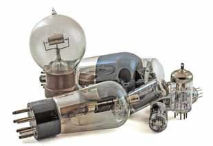 Imagem uma seleção de tubos de vácuo/válvulas termiônicas, incluindo tipo R, 6L6, ECC83, 6CL6, etc.