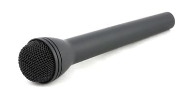 Este microfone dinâmico usa um conector XLR