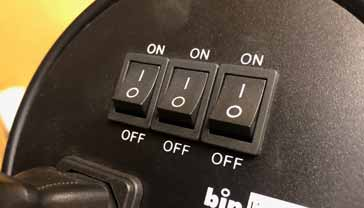 Banco de três interruptores basculantes em um item de equipamento eletrônico